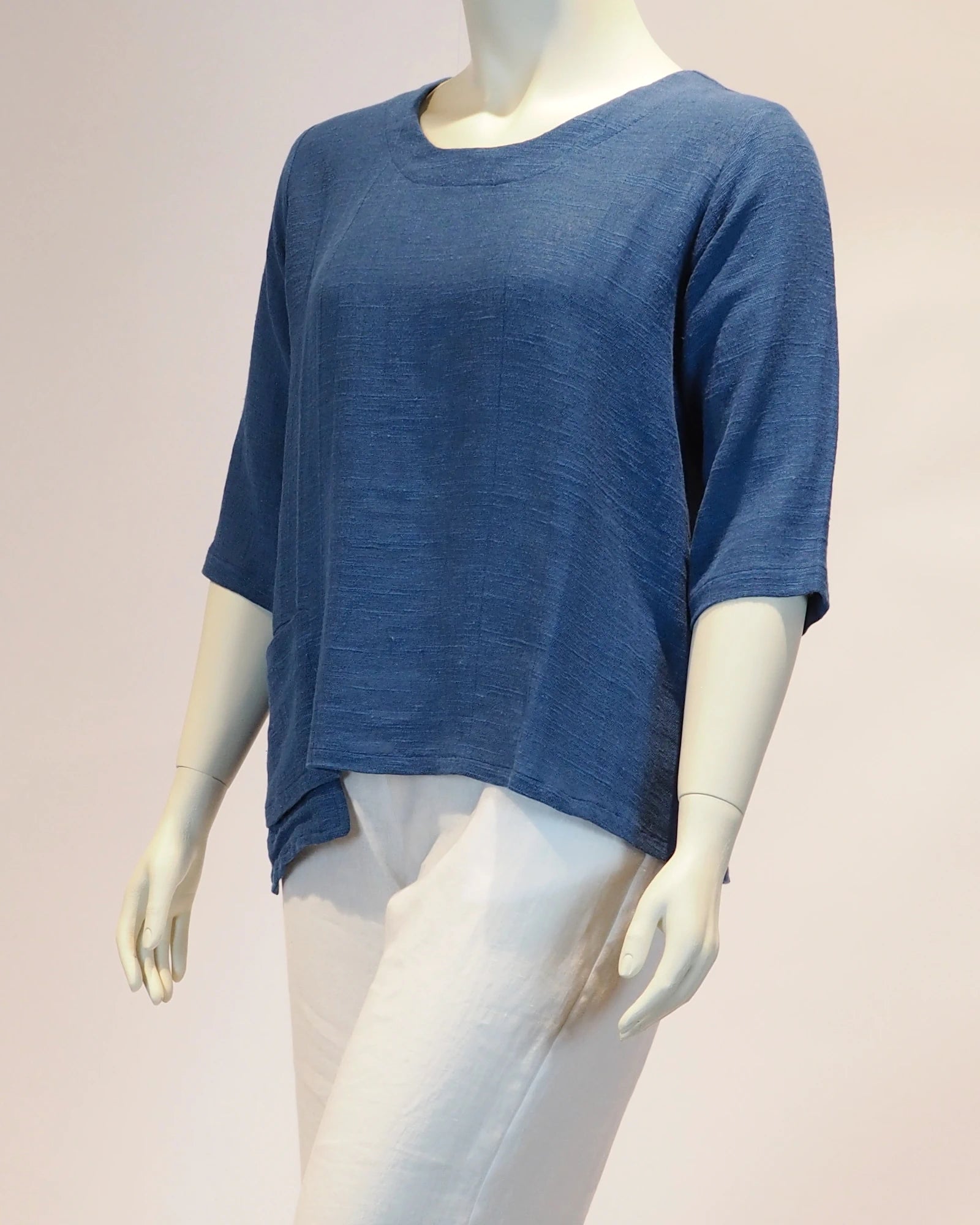 Plus Size Leinen-Shirt Luisa in blau von der Seite von Katrin Kiesler Berlin