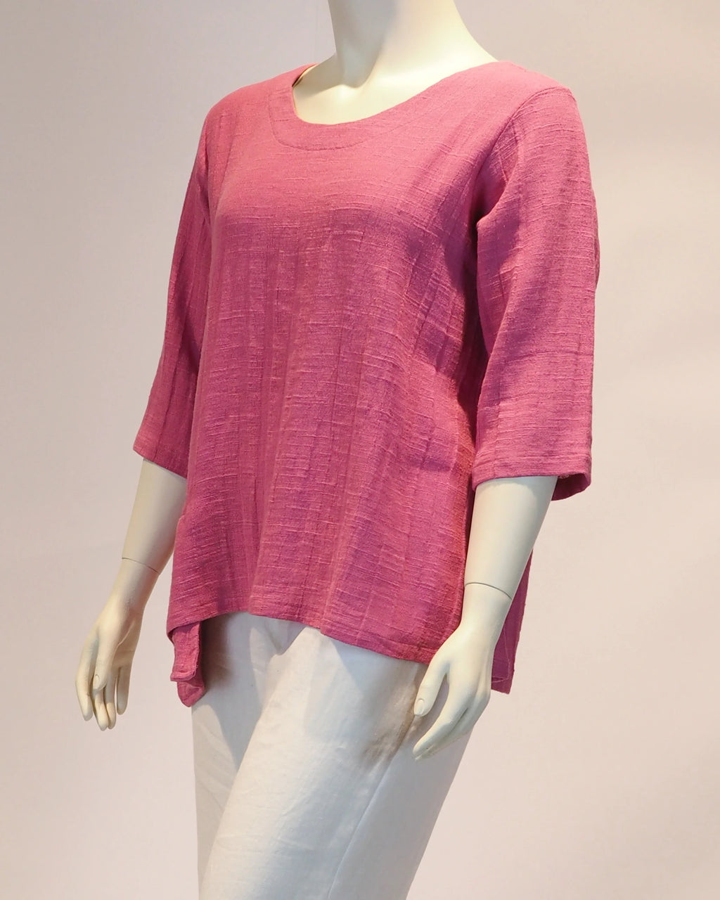 Plus Size Leinen-Shirt Luisa in pink von der Seite von Katrin Kiesler Berlin