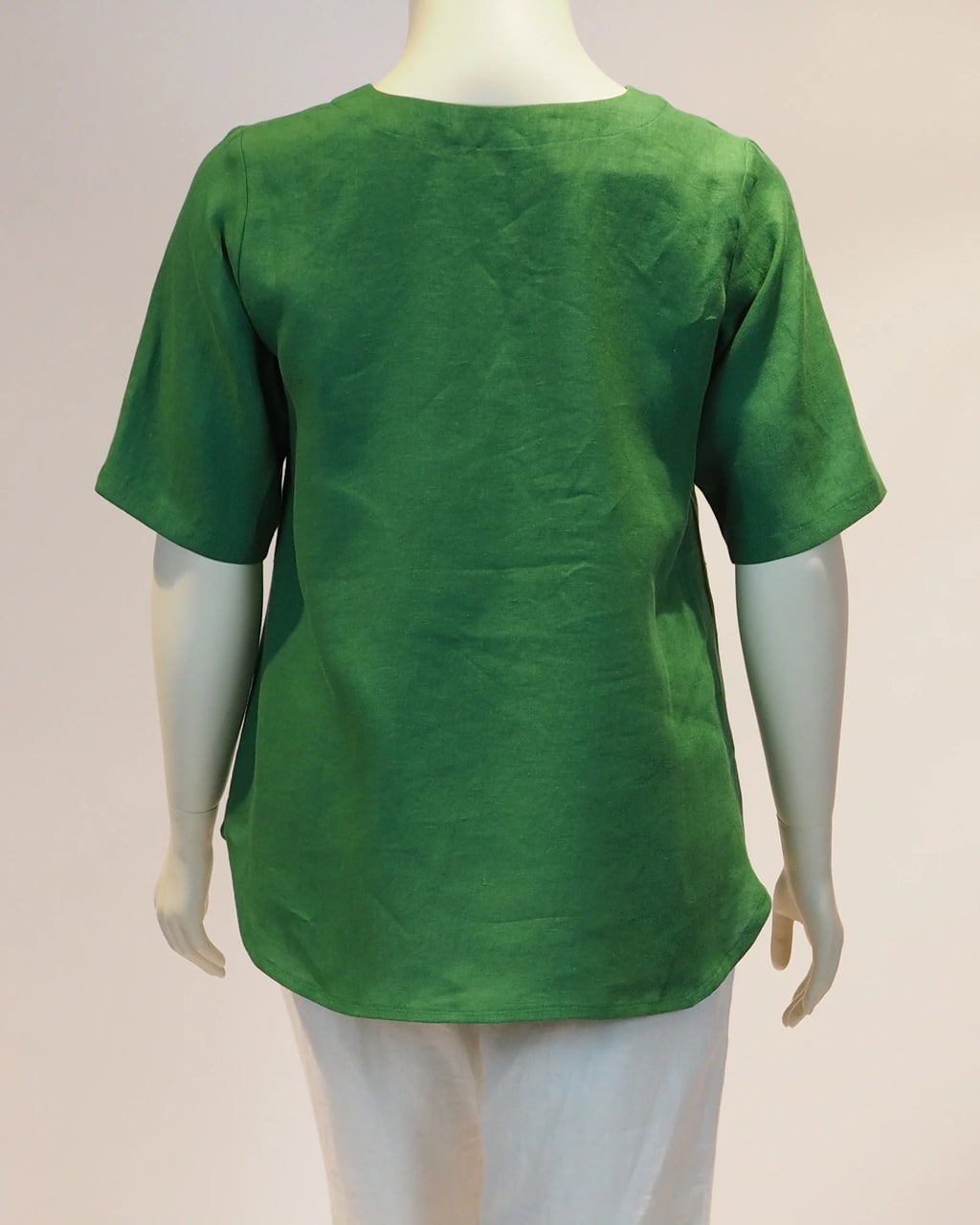 Plus Size Leinen-Shirt  Mathildal in  smaragdgrün von hinten von Katrin Kiesler Berlin