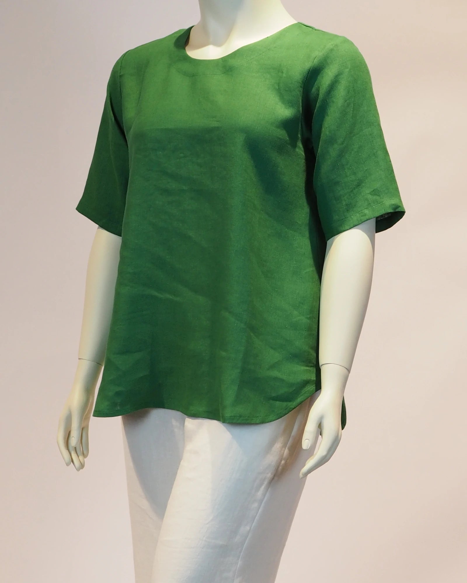 Plus Size Leinen-Shirt  Mathildal in  smaragdgrün von der Seite von Katrin Kiesler Berlin