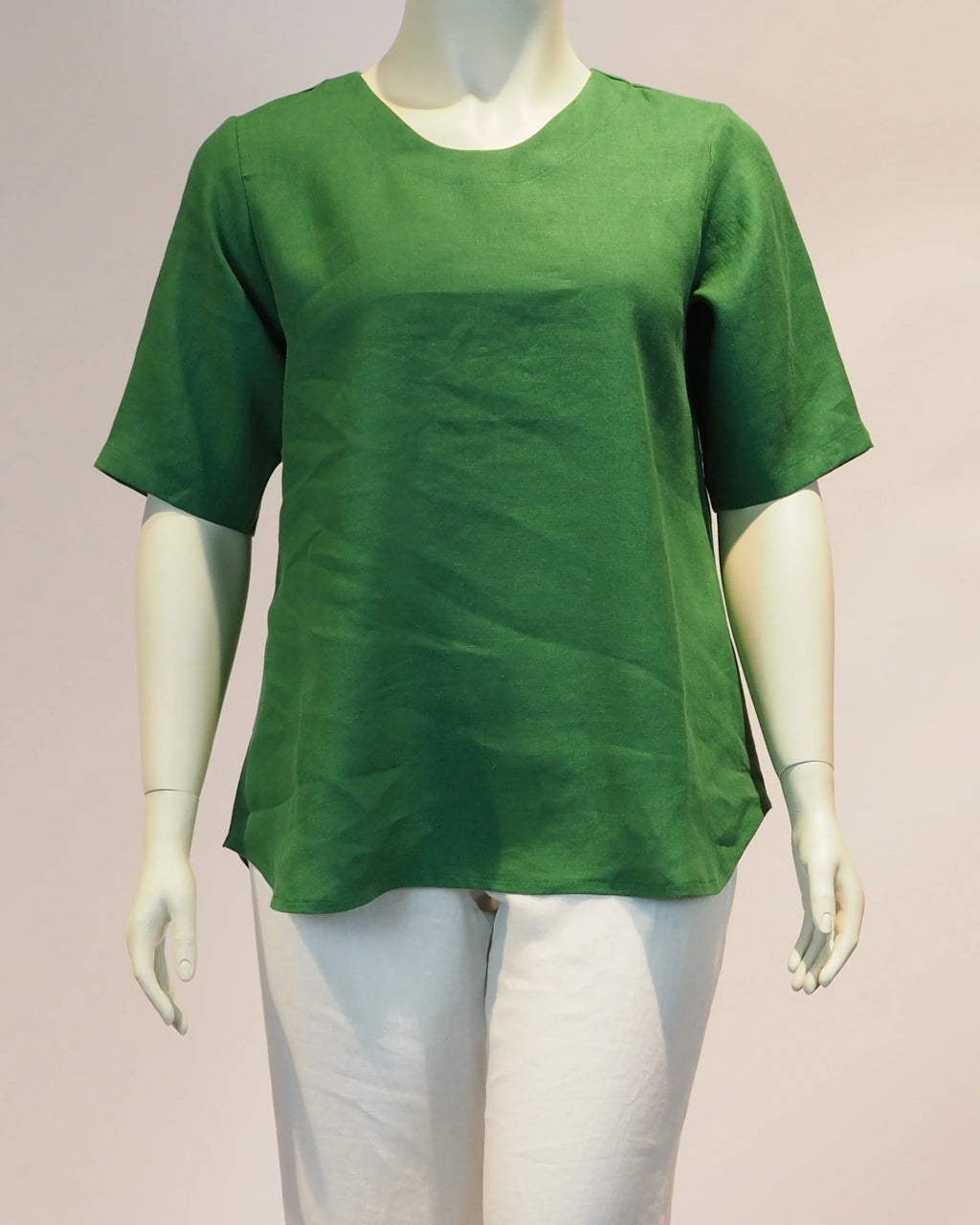 Plus Size Leinen-Shirt  Mathildal in  smaragdgrün von vorne von Katrin Kiesler Berlin