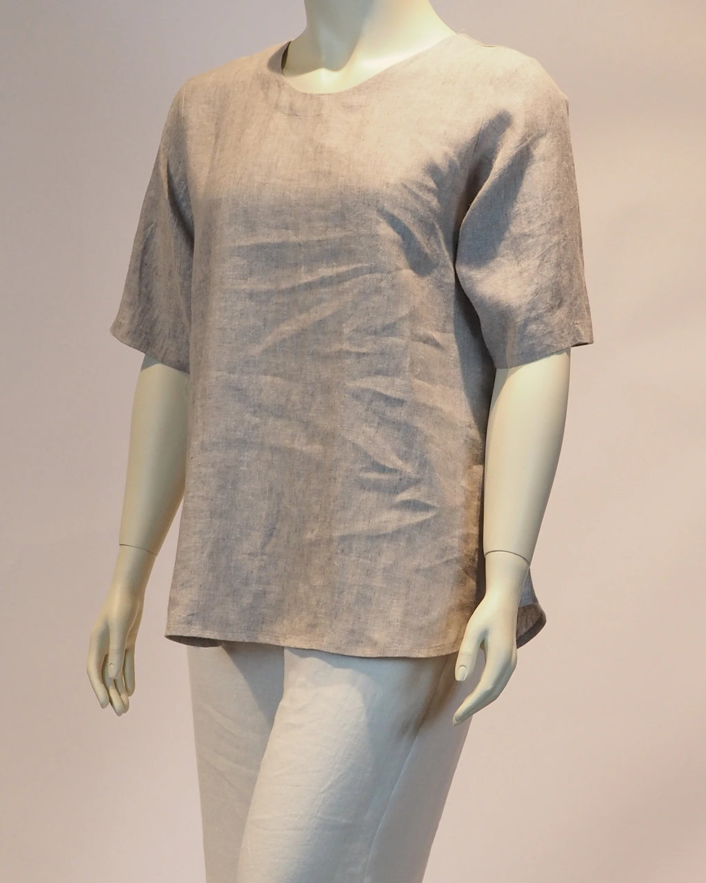 Plus Size Leinen-Shirt Paula in natur von der Seite von Katrin Kiesler Berlin