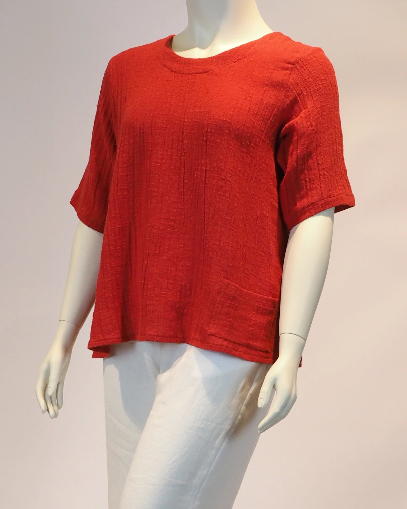 Plus Size Leinen-Shirt Sophia in rot von der Seite von Katrin Kiesler Berlin