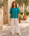 Plus Size Leinen-Shirt Sophia am Model in  turkis von vorne von Katrin Kiesler 