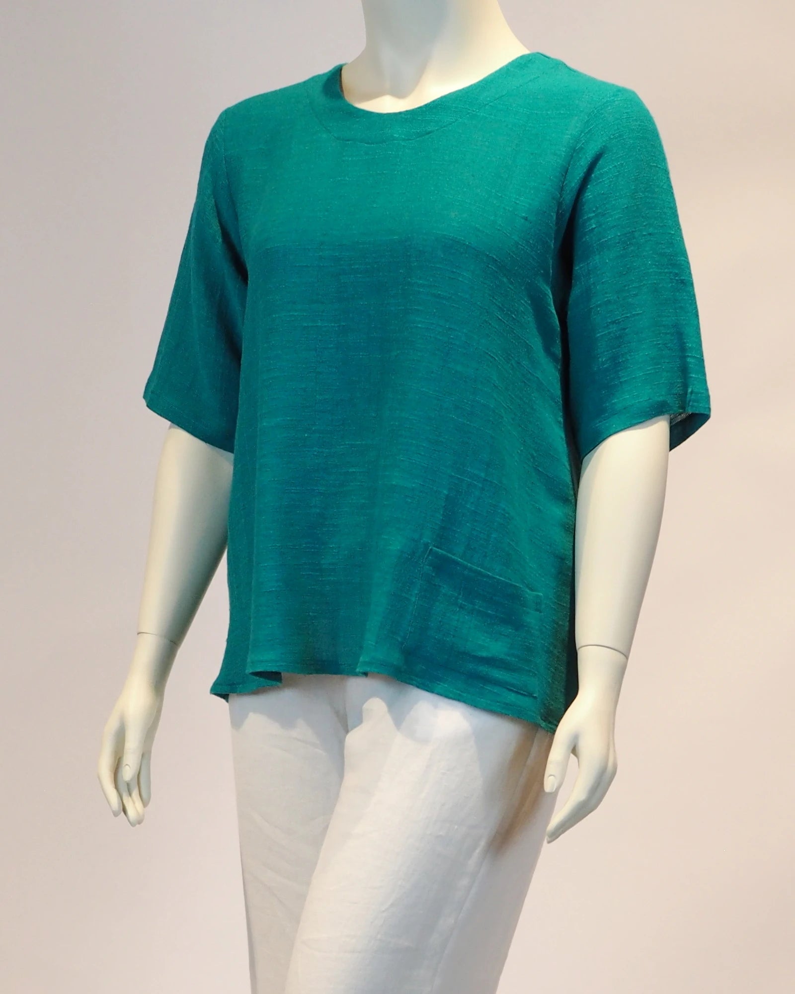Plus Size Leinen-Shirt Sophia in türkis von der Seite von Katrin Kiesler Berlin