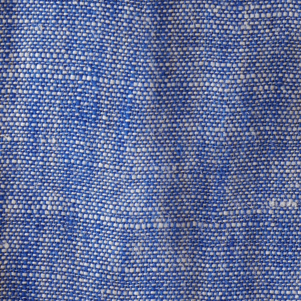 Stoffdetail von blauem Leinen mit sichtbarer natürlicher Struktur