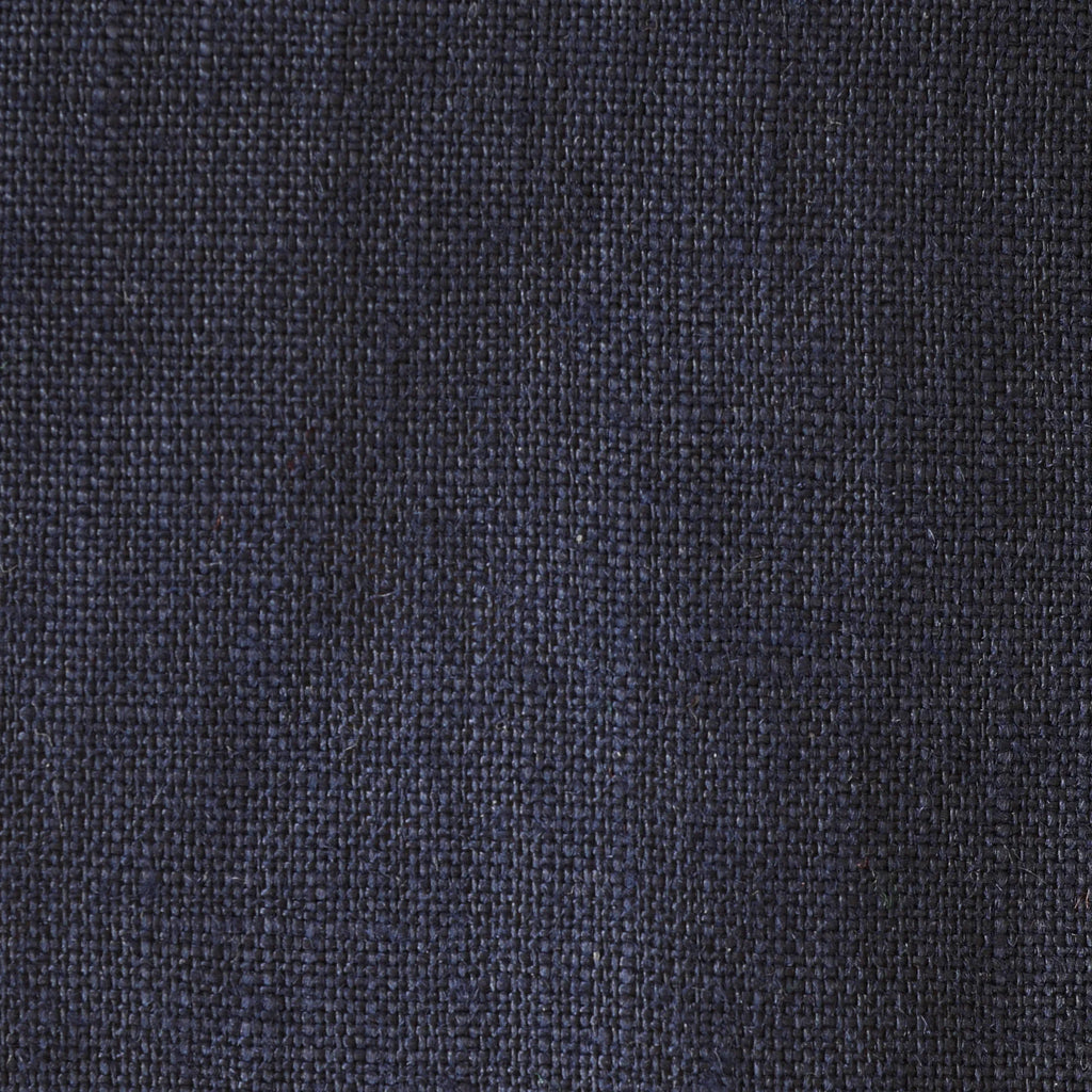 Stoffdetail von marineblauem Leinen mit sichtbarer natürlicher Struktur