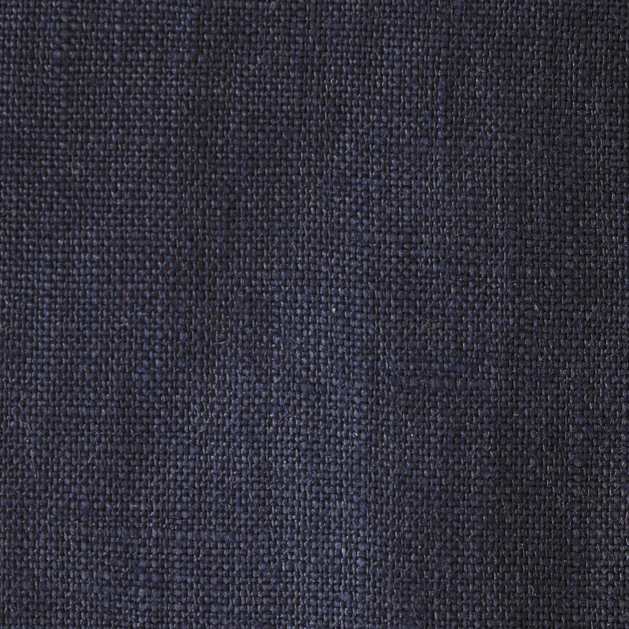Stoffdetail von marineblauem Leinen mit sichtbarer natürlicher Struktur