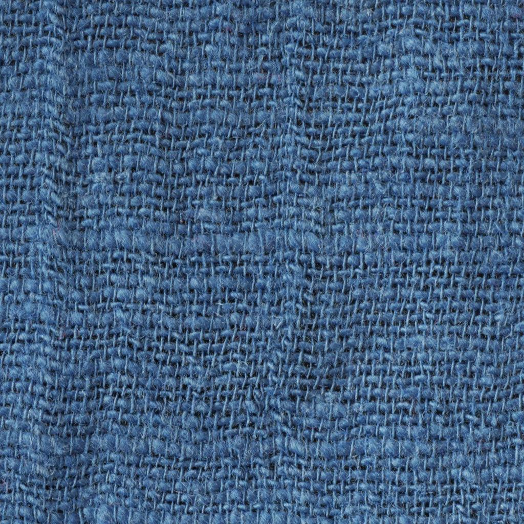 Stoffdetail von blauem Leinen mit sichtbarer natürlicher Struktur